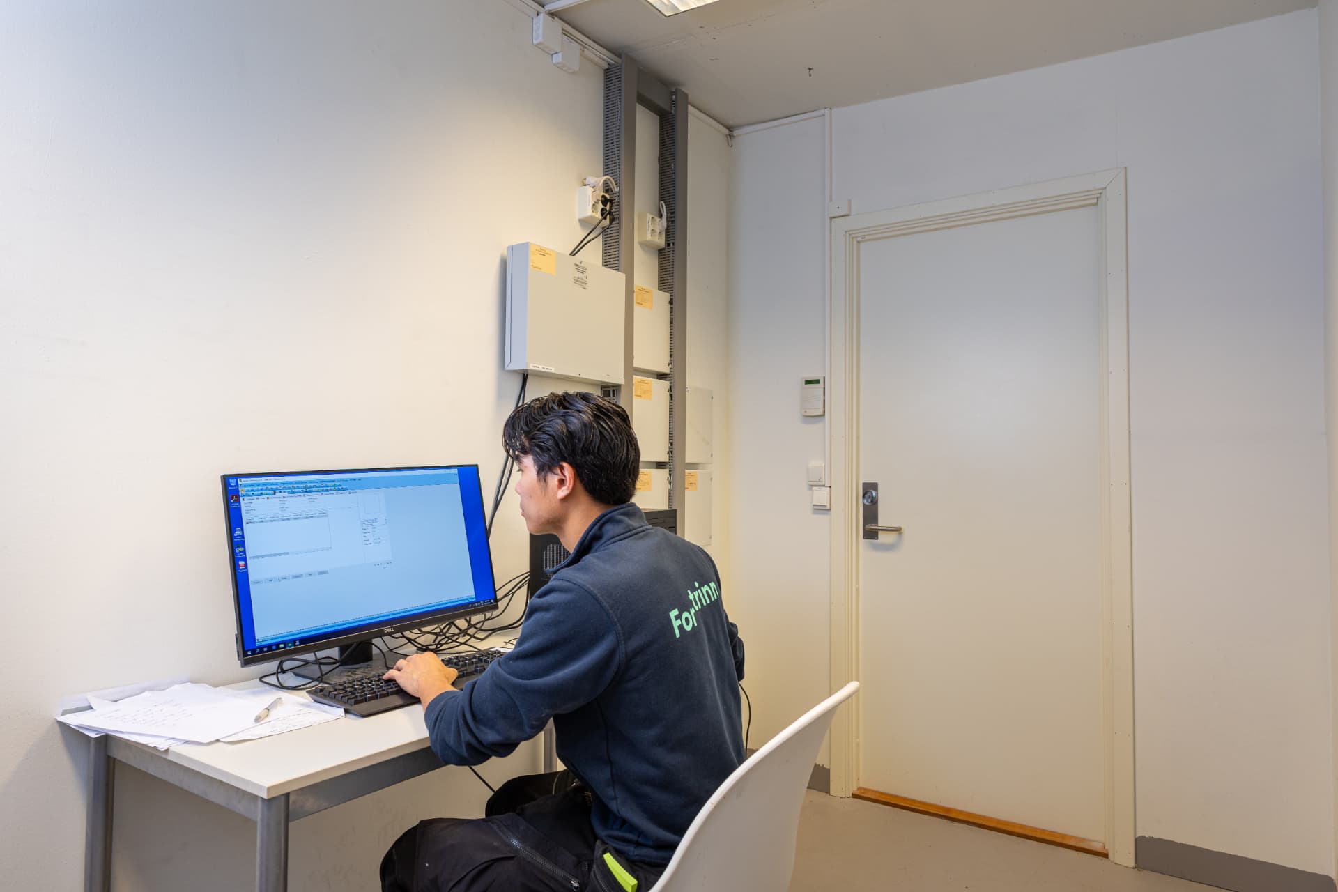 Fortrinn-ansatt koordinerer oppdrag fra kontorpulten